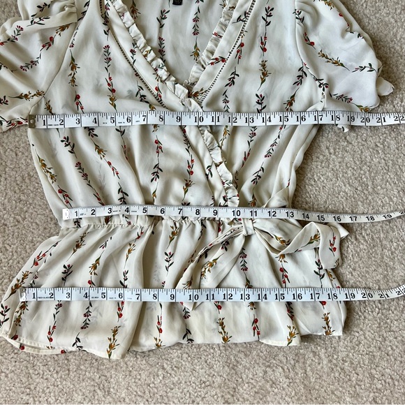 OLM Floral Ruffled Surplice Short Sleeve Peplum Blouse—SZ. Medium - Picture 12 of 16